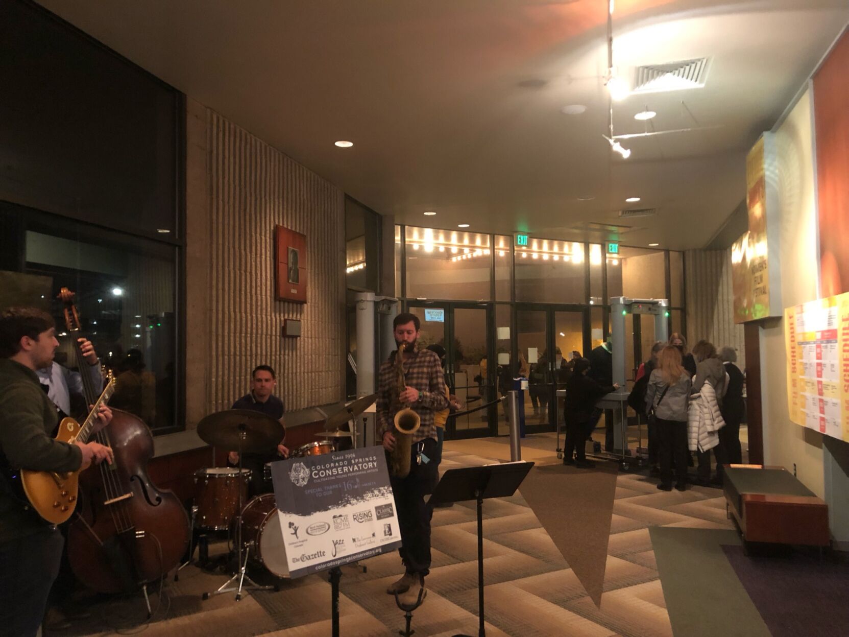 des musiciens se produisent lors de la soirée d'ouverture.jpg